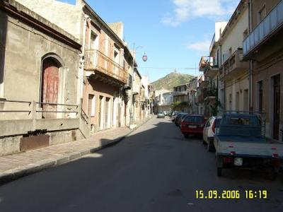 Paesaggio montano al tramonto con cime innevate e cielo arancione